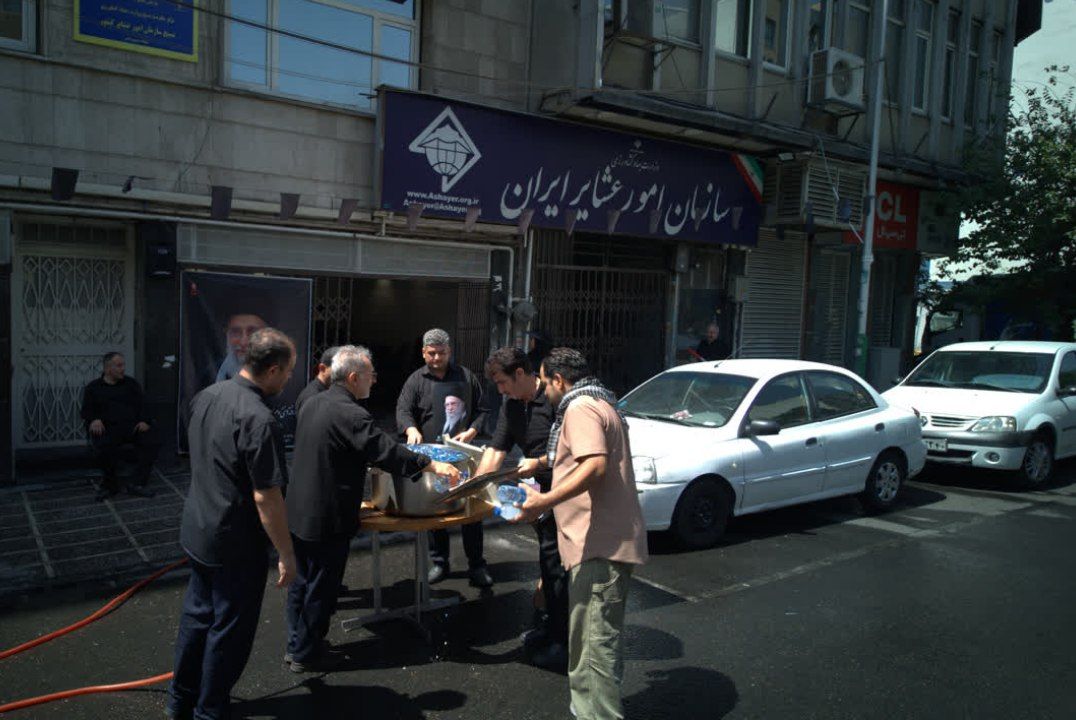 خدمت‌رسانی سازمان امور عشایر به عزاداران در مراسم تشییع قائد شهید